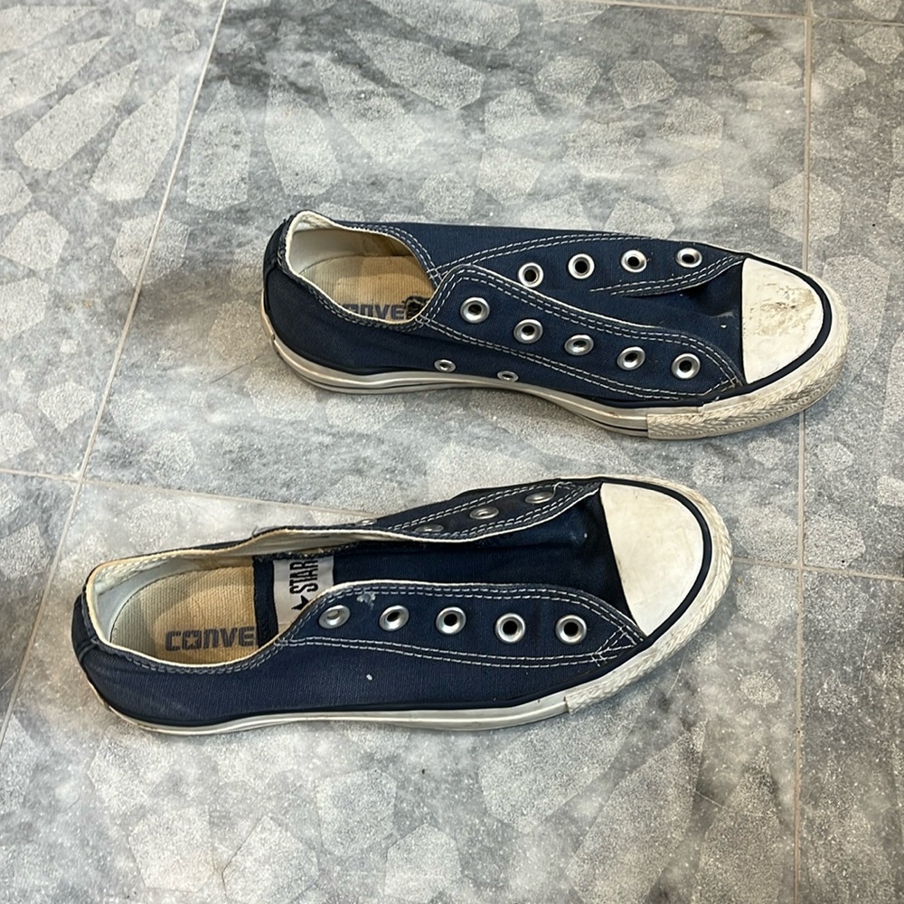 Navy Blue Converse size 6